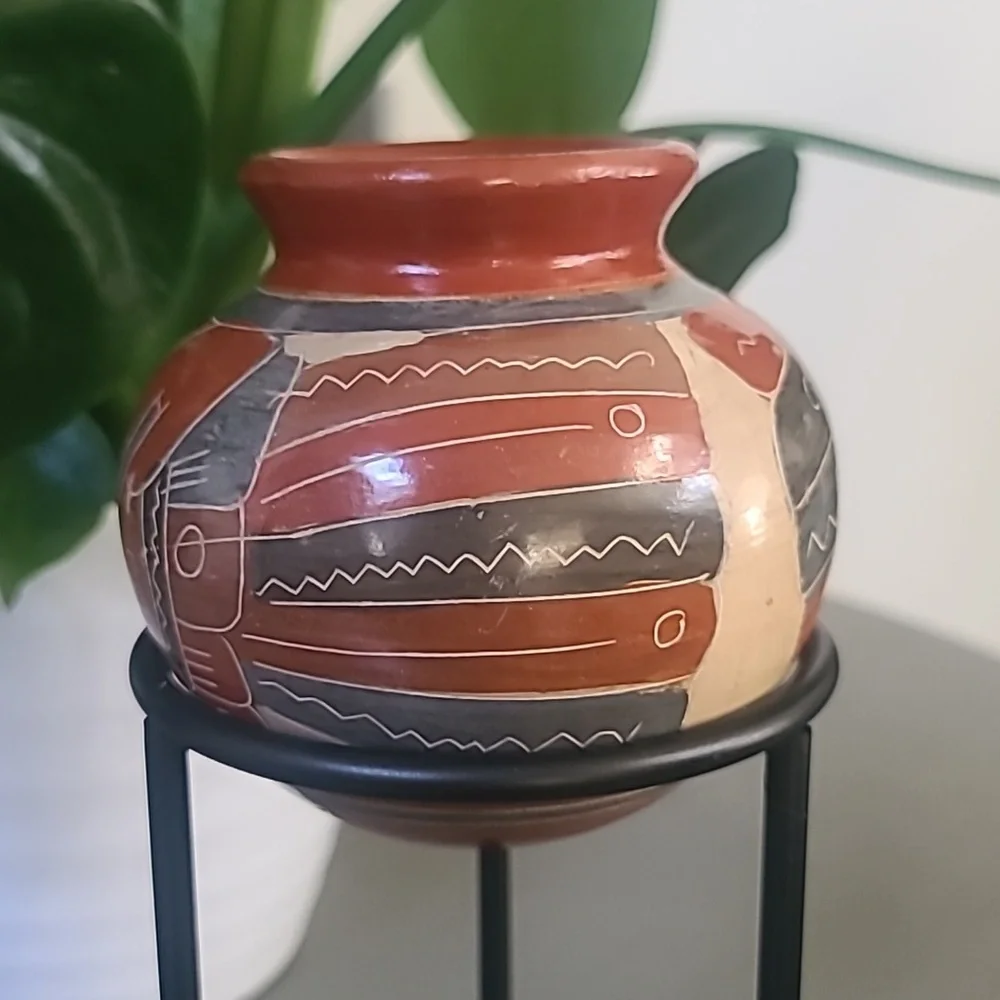 Nicaraguan Exotic Clay Art Pottery Vase Hand Carved With Stand